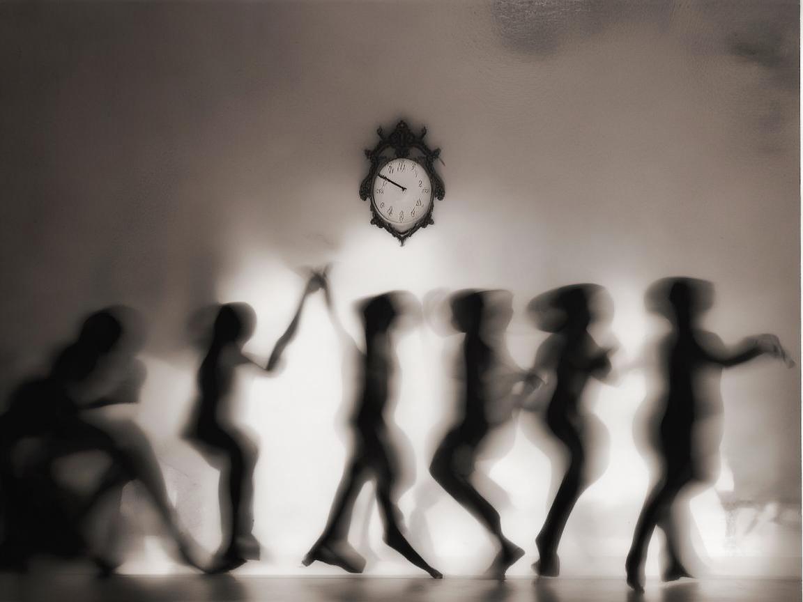 挂钟滴答，舞影跃动